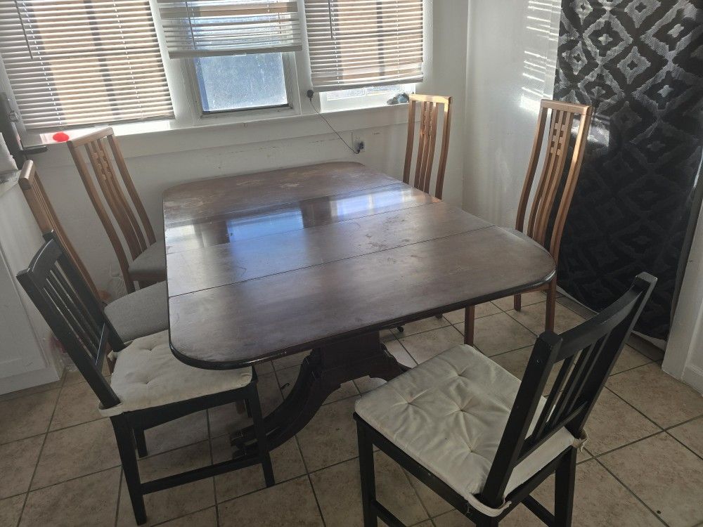 Comedor Y 6 Sillas Y Se Extiende Asta Para 14 Personas