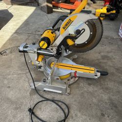 DEWALT 15 Amp Corded 12 in. Double Bevel Sliding Compound Miter Saw with XPS technology, Blade Wrench and Material Clamp