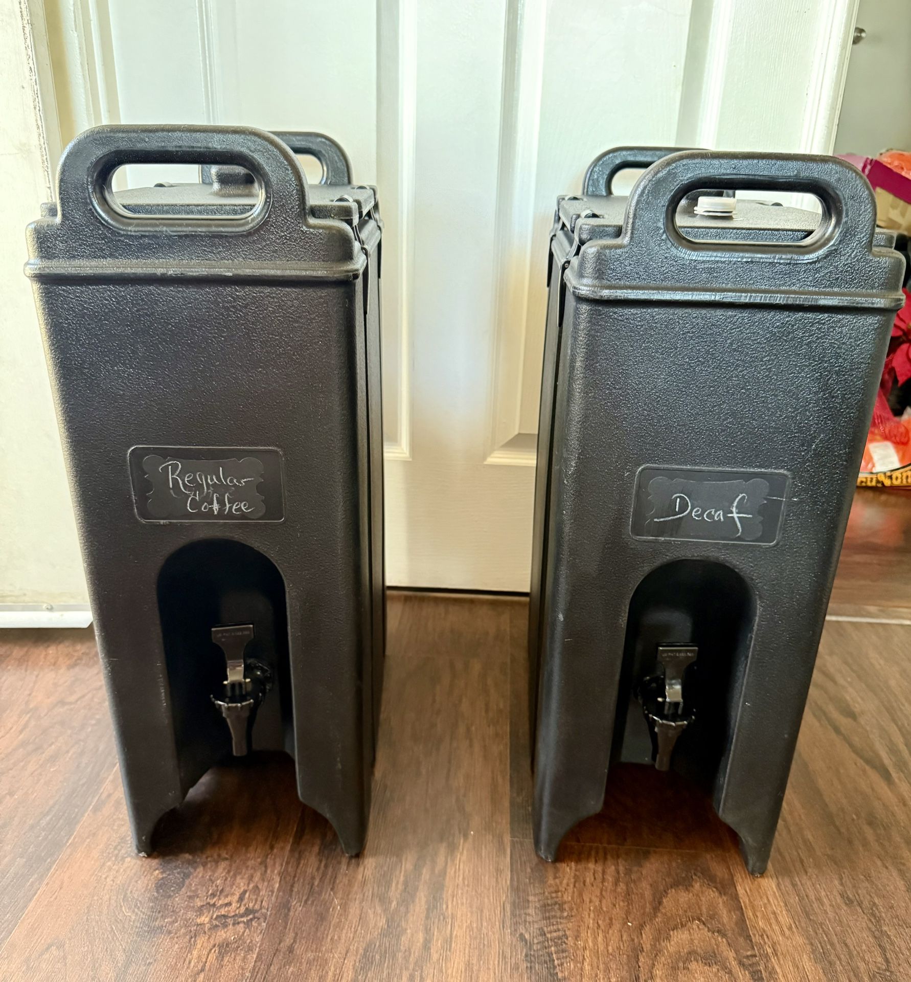 Cambro 500LCD110 Camtainer 4.75 Gallon Black Insulated Beverage Dispenser