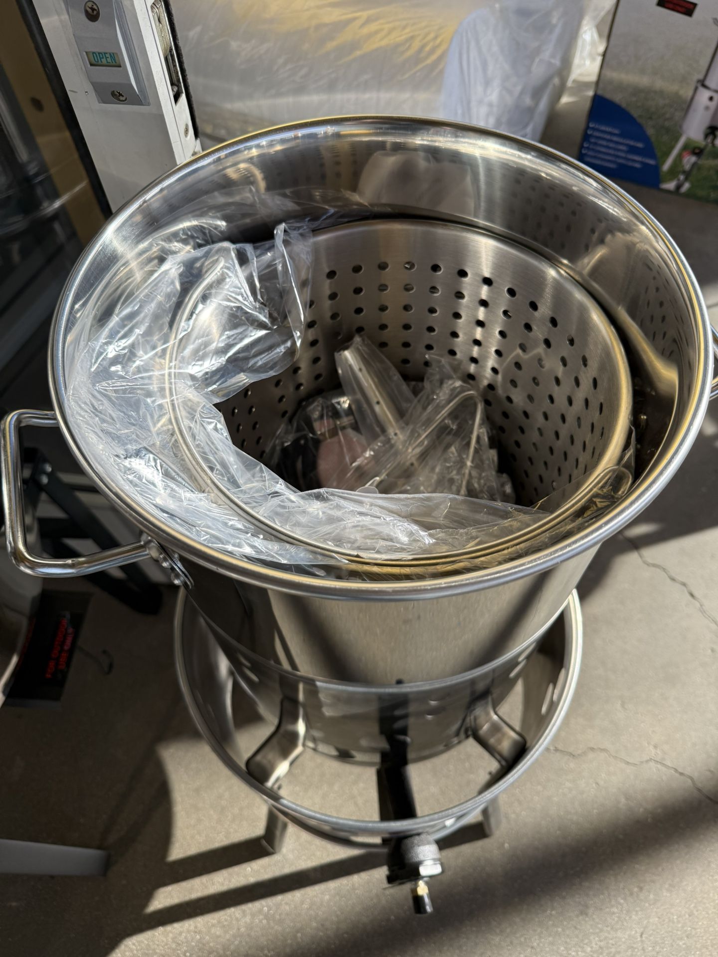 Complete Turkey Fryer Set Up. Pot And Burner. Pot Is Stainless Steel And Burner Is High Pressure