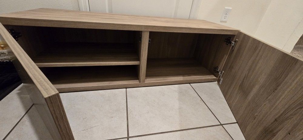 Tv Stand/Entertainment Center