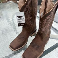 Women’s ARIAT boots… size 9 BRAND NEW