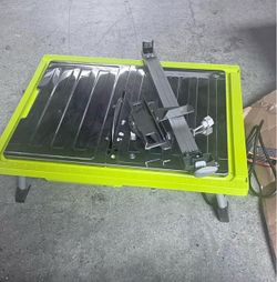 Corded tabletop wet tile saw / Cortadora