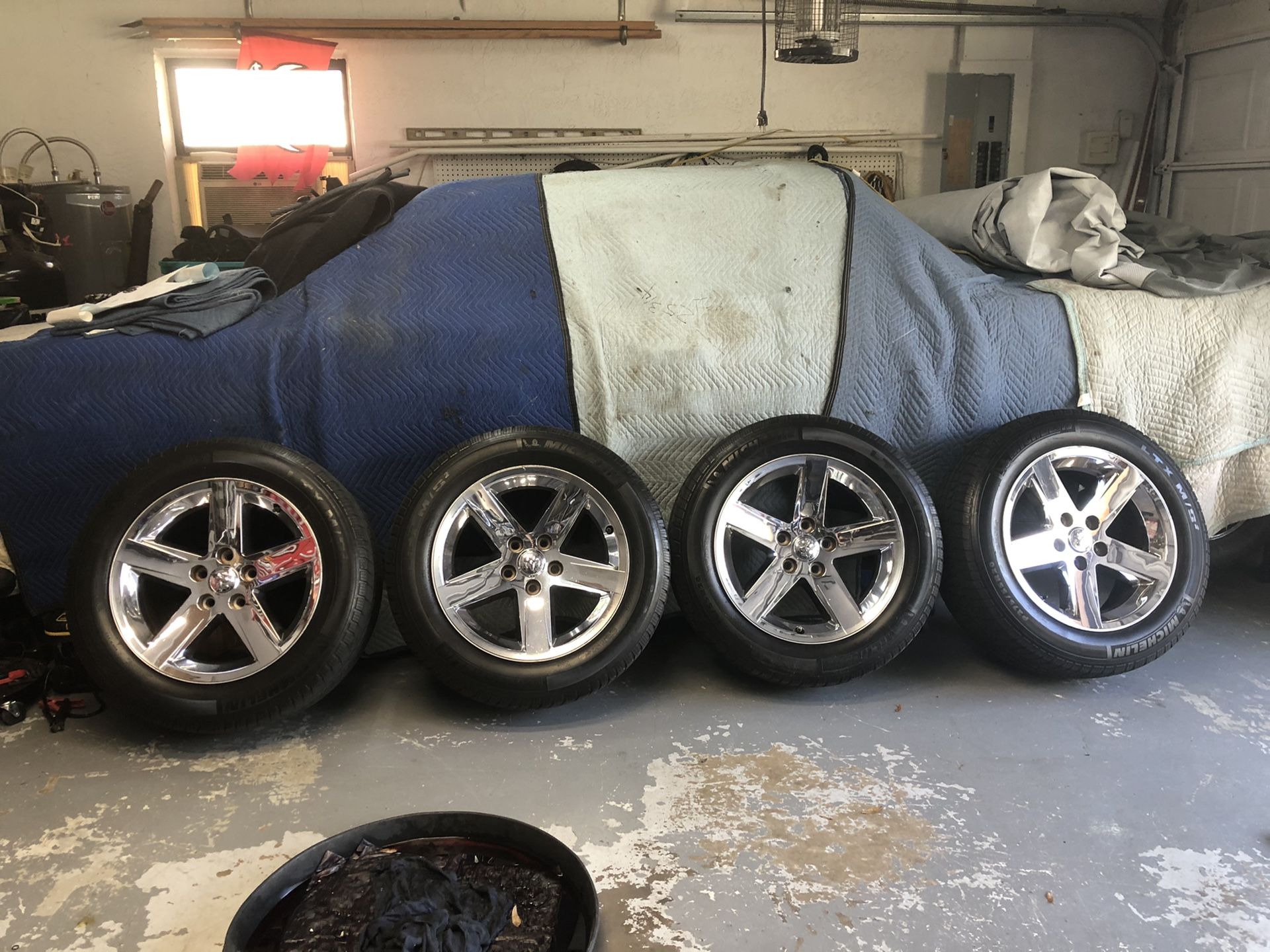 2009 Dodge Ram 1500 wheels and tires