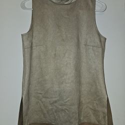 NWT Vince Camuto Beige Faux Suede Top, sz XS, never worn in perfect condition 