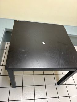 Expandable dining table .