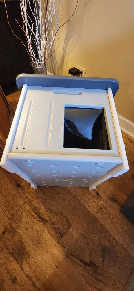 Never Used Rockever Plastic Pet Shelter Waterproof With Bonus 3lb Feeder