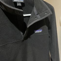 Brand new Patagonia size small pull over fleece