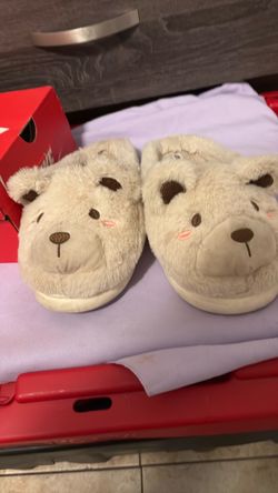 size 7/8  bear slippers only wore twice