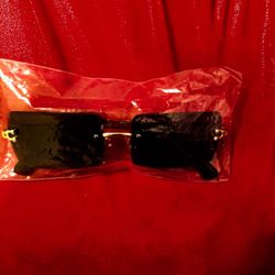 Hyced Luxurious All Black Sunglasses.