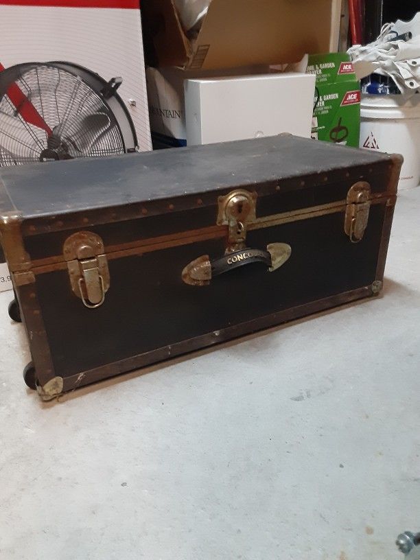 Antique Concourse Black Travel Chest With Wheels