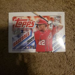 Topps Baseball 2021 Series 1 Blaster Box (7 Packs + 1 Topps 70th Anniversary Patch Card)