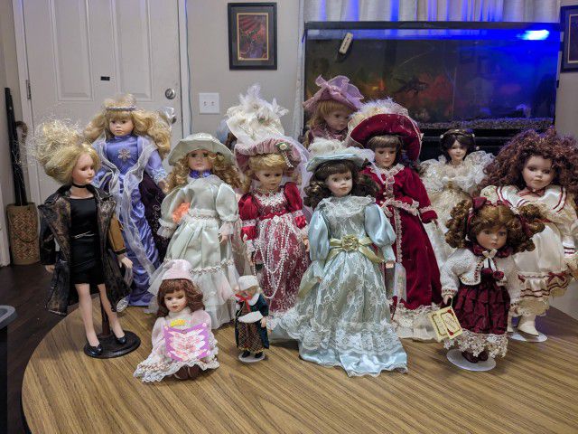 Collectibles Antique Porcelain Dolls

12 Dolls total and different Size
