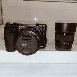 Sony A6400 Camera / 4 Batteries / Lenses (2)