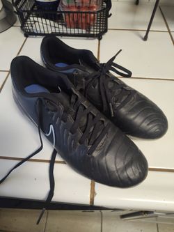 Nike cleats for soccer, football size 7.5 kids