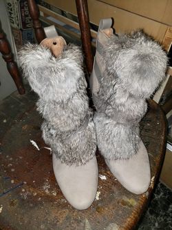 New never worn size 7.5 Louise et cie boots with real fur