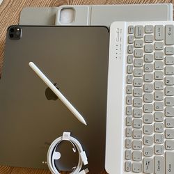 iPad Pro 12.9” (M1 chip / 2021) 5th Generation 128GB with  keyboard case and pen & Accessories