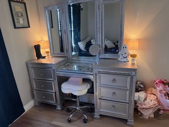 vanity/dresser