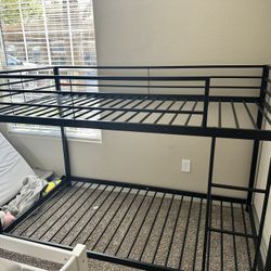 Twin bunk bed