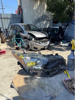 Toyota / SCION IM RIGHT USED OEM HEADLIGHT (2016-2018)