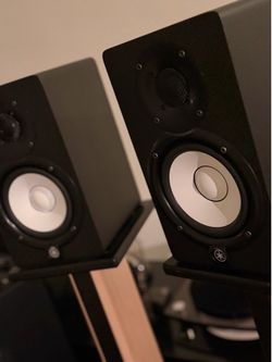 New Yamaha HS5 Powered Studio Monitors Pair