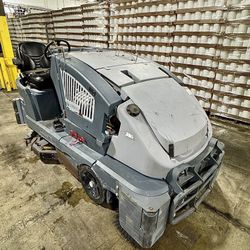 Nilfisk CS7000 Sweeper/Scubber Cleaning Machine