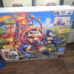 Hot Wheels Monster Trucks T-Rex Volcano Playset with 1:64 Scale Race Ace Toy Truck & 1 Toy Car, Track Set with Dinosaur Nemesis