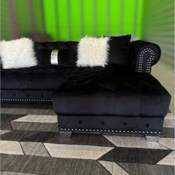 Like New Small Sectional Sofa Couch (DELIVERY AVAILABLE)