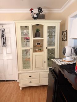 Broyhill Hutch