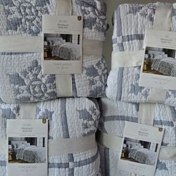 New 3 piece quilt. Full/Queen