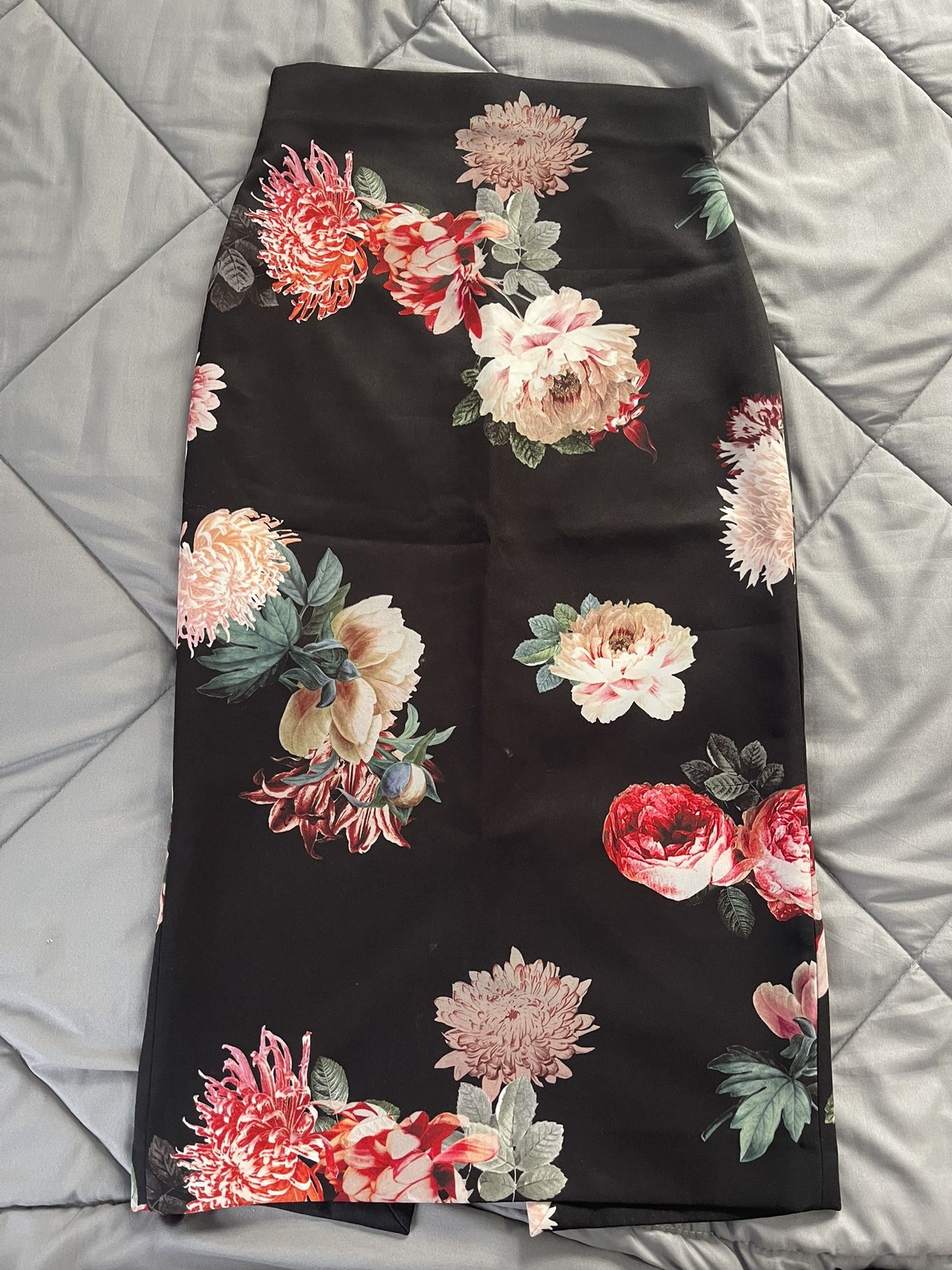 Zara Black Floral Pencil Skirt – Elegant High-Waist Midi