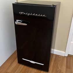FRIGIDAIRE® Retro Mini Fridge - Black | Compant Refrigerators 