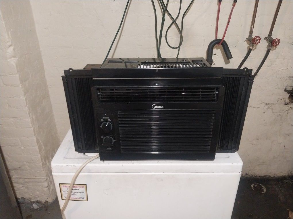 Air Conditioner Midea 5,000 BTU (Like New)