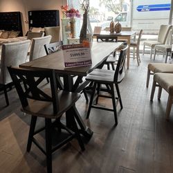 Table And 4 Barstools 
