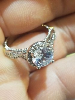 Gorgeous lady round cut two Tone band wedding engagement promises ring size 7.75