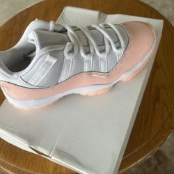Air Jordan 11  Retro     Size 7 