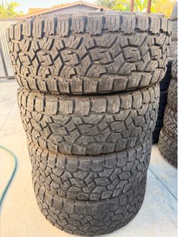 295/60r20 Toyo tires en Excelentes Conditiones de Vida las 4