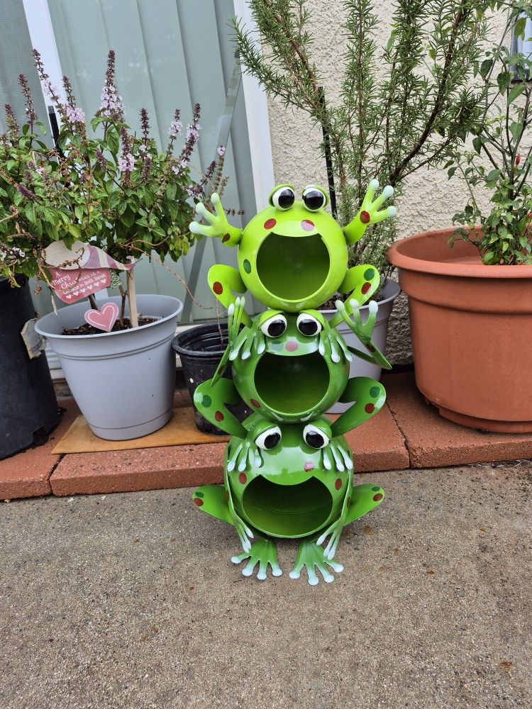 Froggy Solar Light Sculpture
