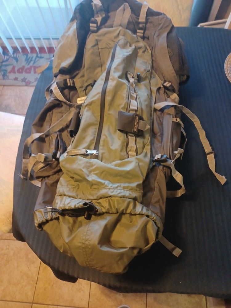 JANSPORT KLAMATH 85 INTERNAL FRAME BACKPACK - NEW NEVER USED -- $85 THE GREEN ONE AND $ 70 THE RED ONE FIRM PRICE