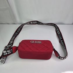RED GUESD CROSSBODY.