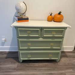  Dresser