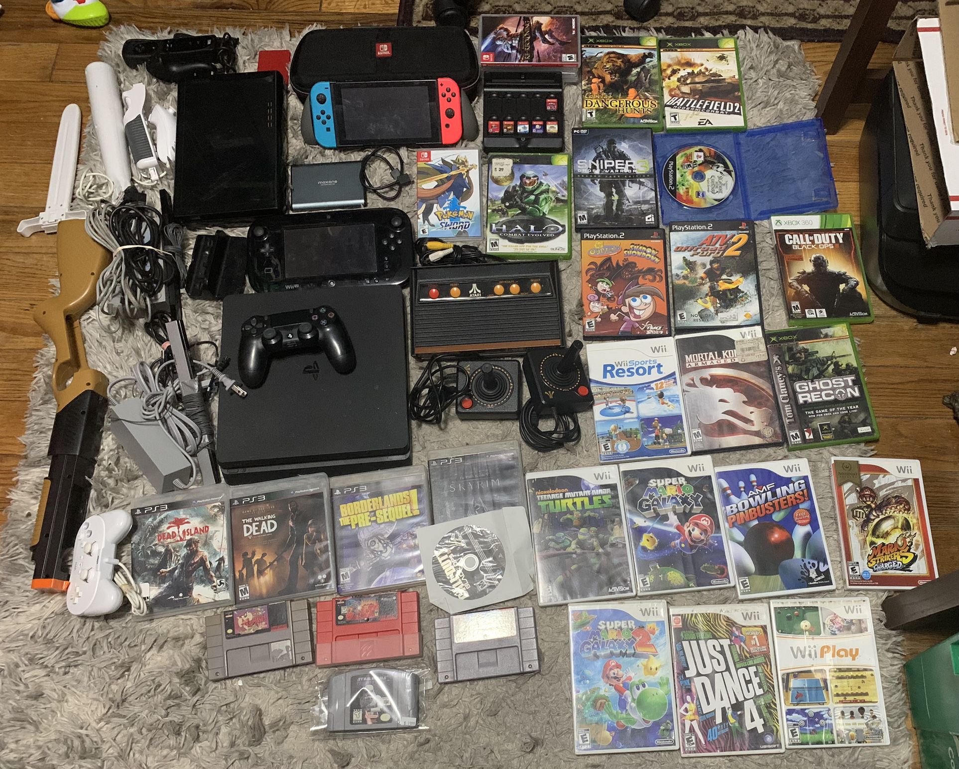 Very big video game lot: Nintendo switch, Nintendo Wii U , ps4, external hard drive, games and a lot