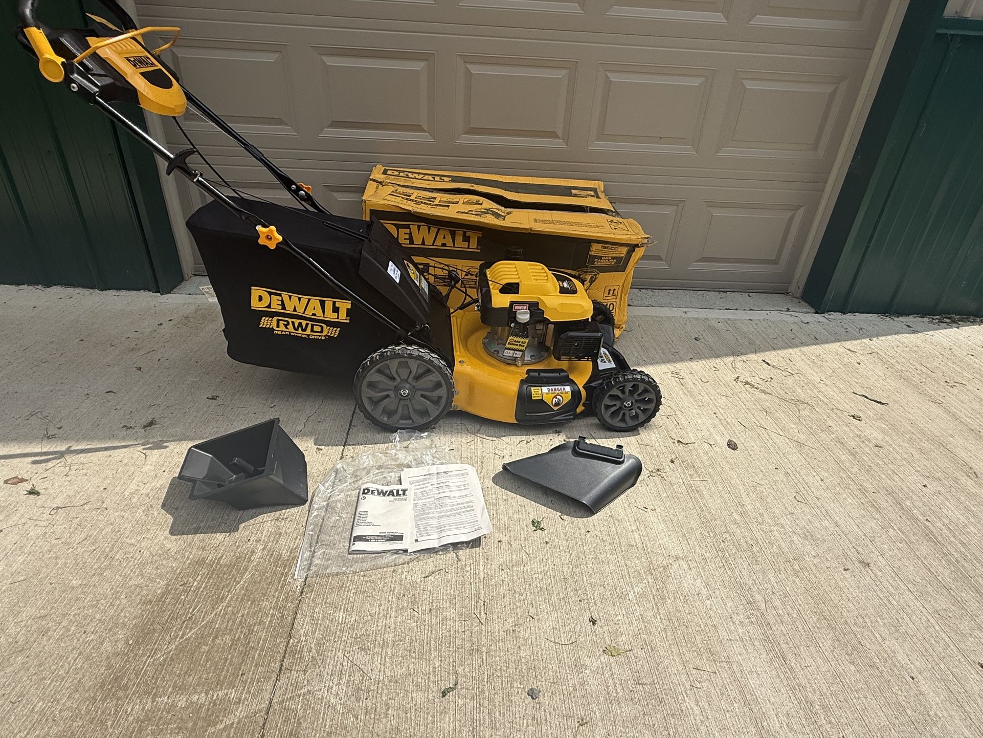NEW DEWALT 21" SELF PROPELLED REAR WHEEL DRIVE 2IN1 BAGGER MOWER RETAILS $452 SELLING FOR $325