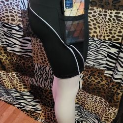 shorts for women available in black size SMALL AND MEDIUM 