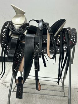 Monturas charra para caballos 100% piel de la mejor calidad y con excelentes diseños  Con todos sus accesorios incluidos  + cincho  + cabezada o corre