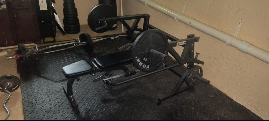 Titan Fitness - Plate Loaded chest Press - Excellent Condition