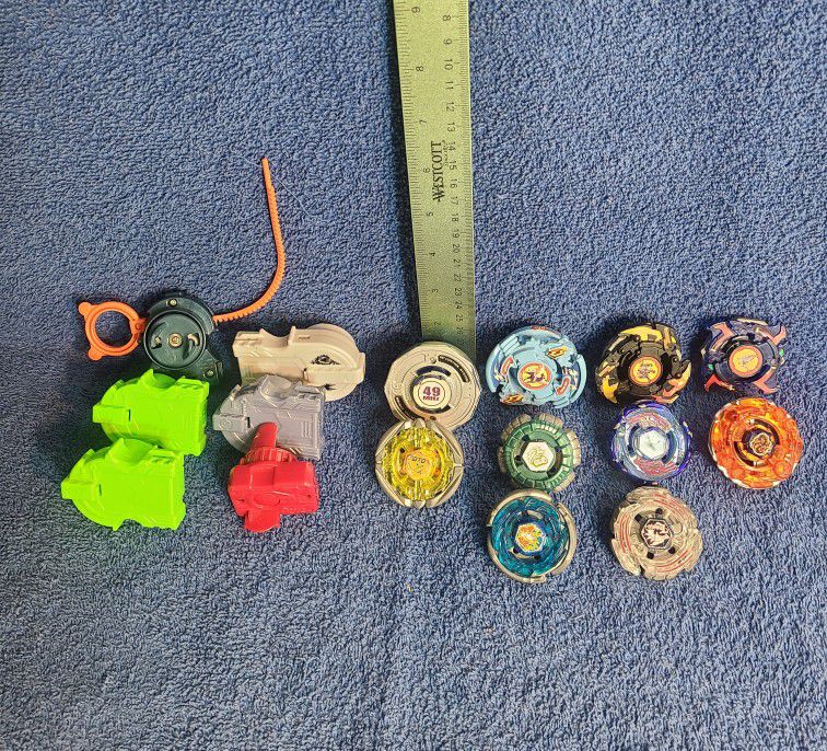 10 Vintage Beyblades With Spinners & 2 Arena's 