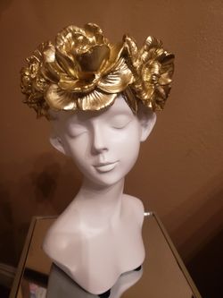   Mannequin head with gold flower crown (

Dicor)