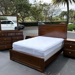 Beautiful Bedroom Set Queen Size Solid Wood Brown Color In Excellent Condition by LY Furniture