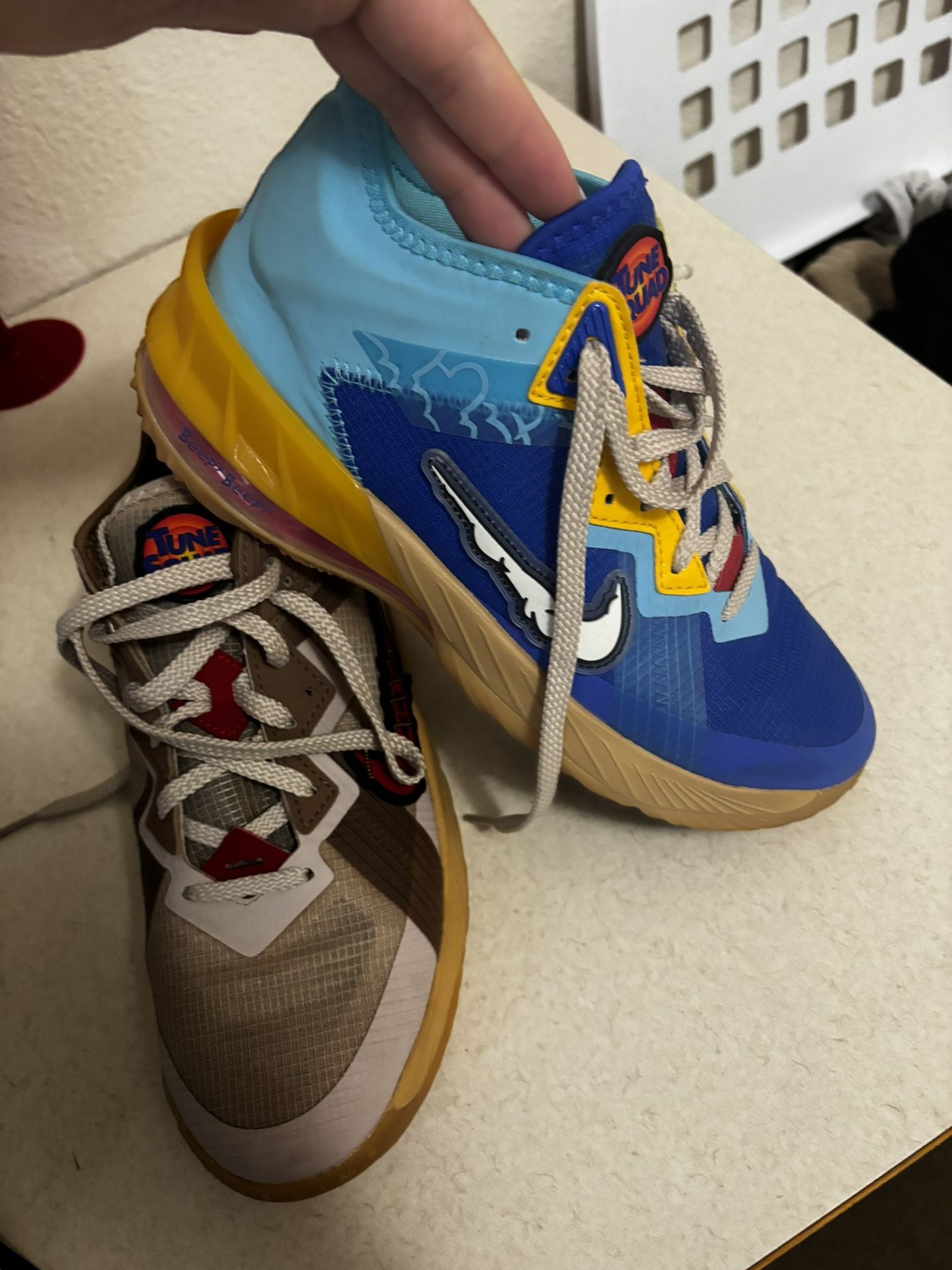 Tune squad Basketball Shoes (8W)